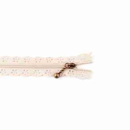 Bézs csipkés cipzár – virágmintás, antik bronz húzóval, 25 cm